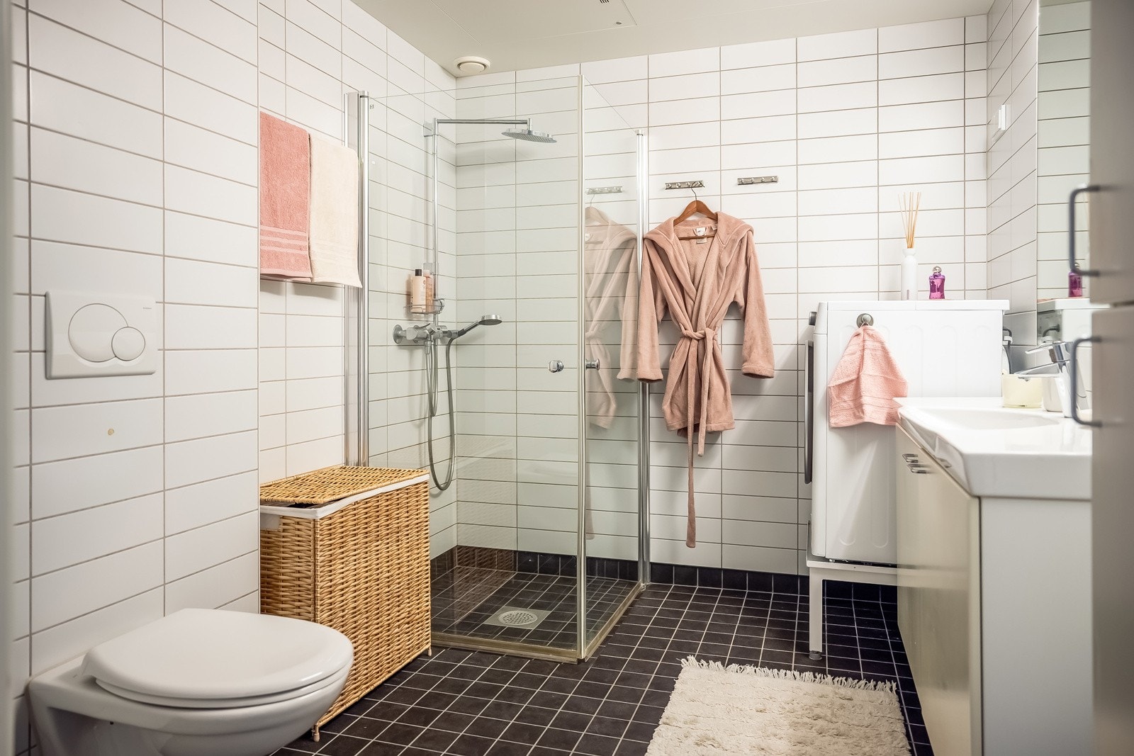 Pent flislagt bad med varme i gulv. Galleribilde