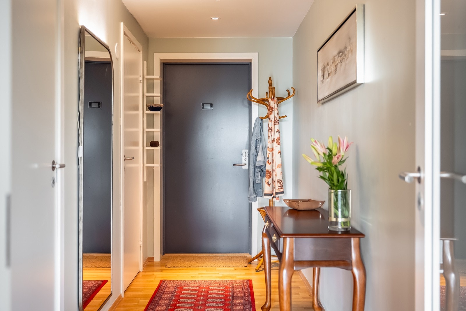 Leiligheten har adkomst via felles inngangsparti med trapperom og heis. Galleribilde