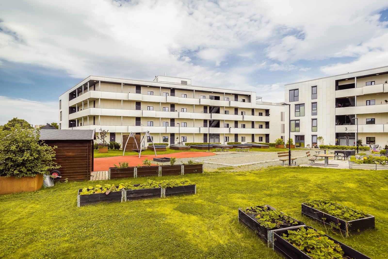 Stor, solrik takterrasse med flotte grøntareal som er felles for beboerne i sameiet. Galleribilde