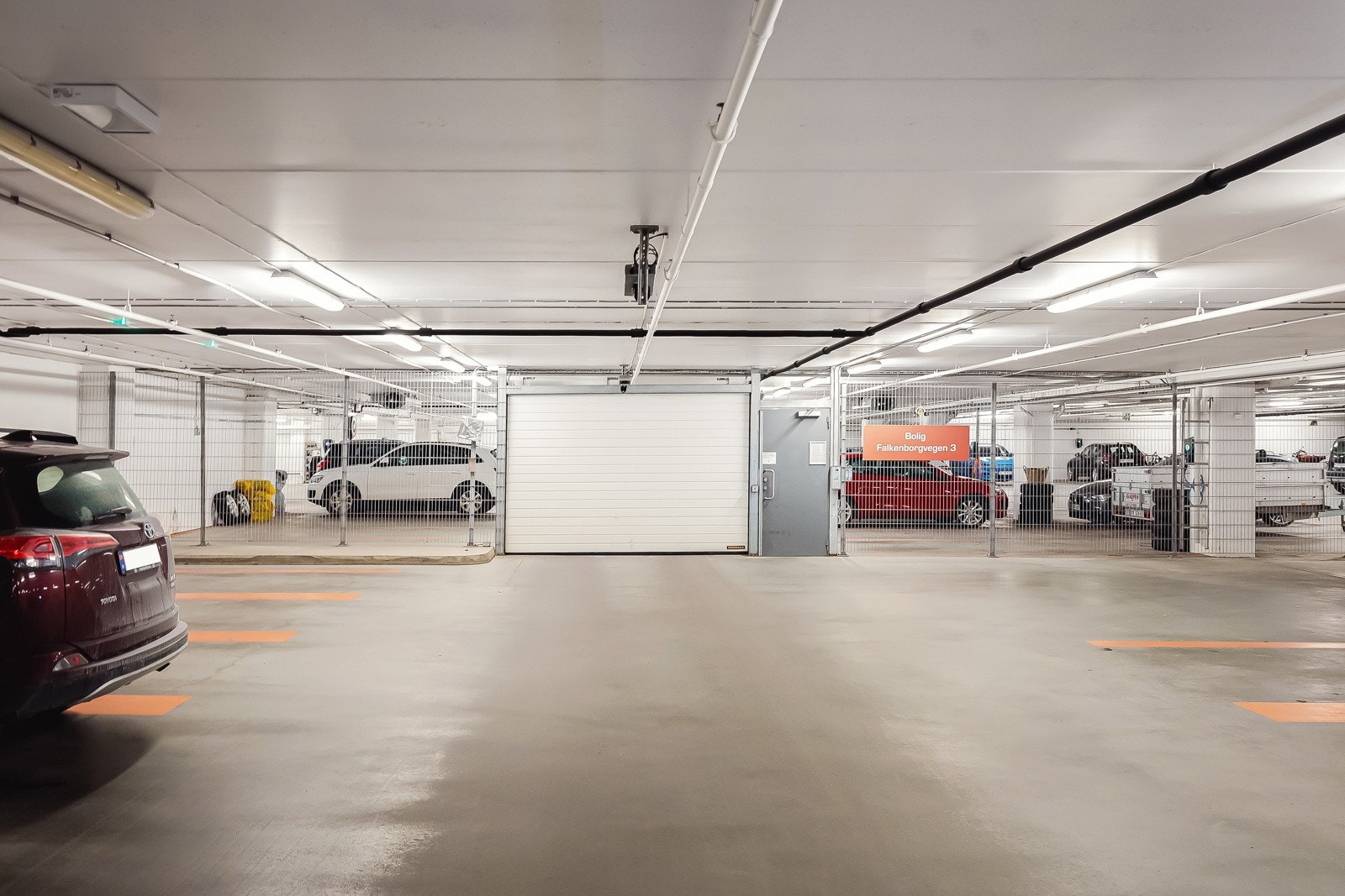 Fast plass i p-kjeller med lademulighet. Galleribilde