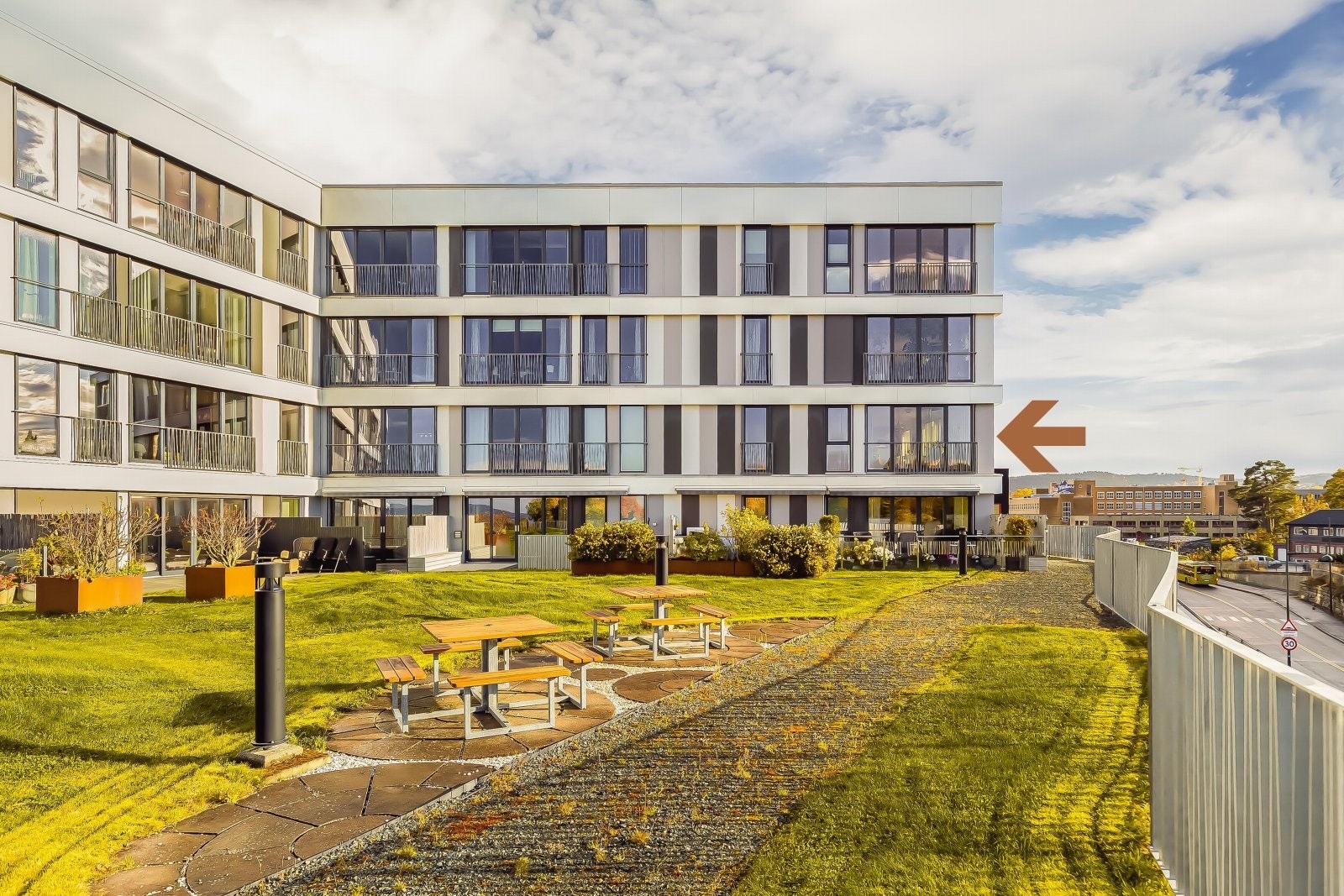 Leiligheten har en glimrende hjørneplassering vendt mot takhagen. Galleribilde