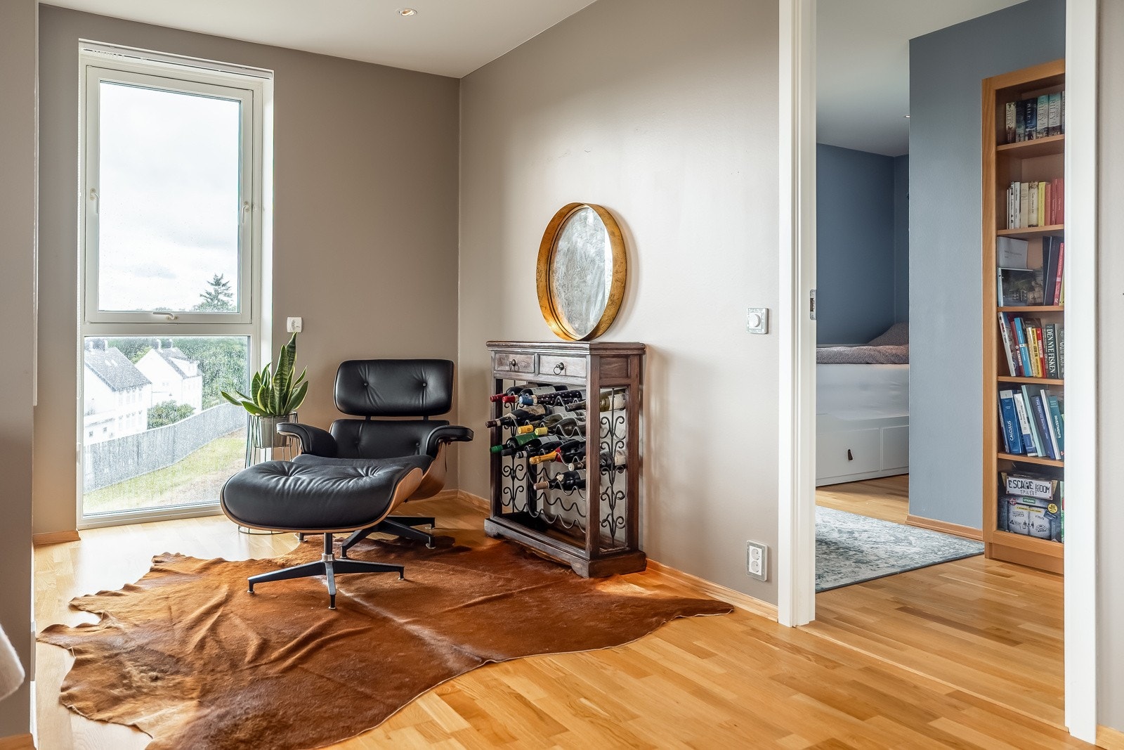 I stuen er det et hjørne som er godt egnet som lesekrok eller kontor. Galleribilde