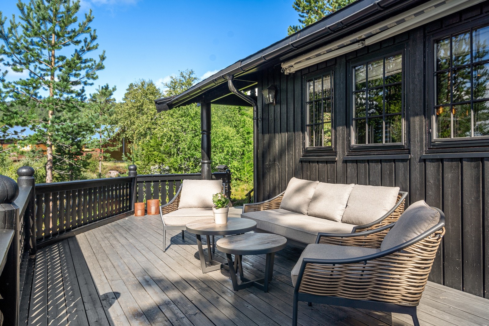 Herlig terrasse hvor solen kan nytes gjennom hele dagen Galleribilde