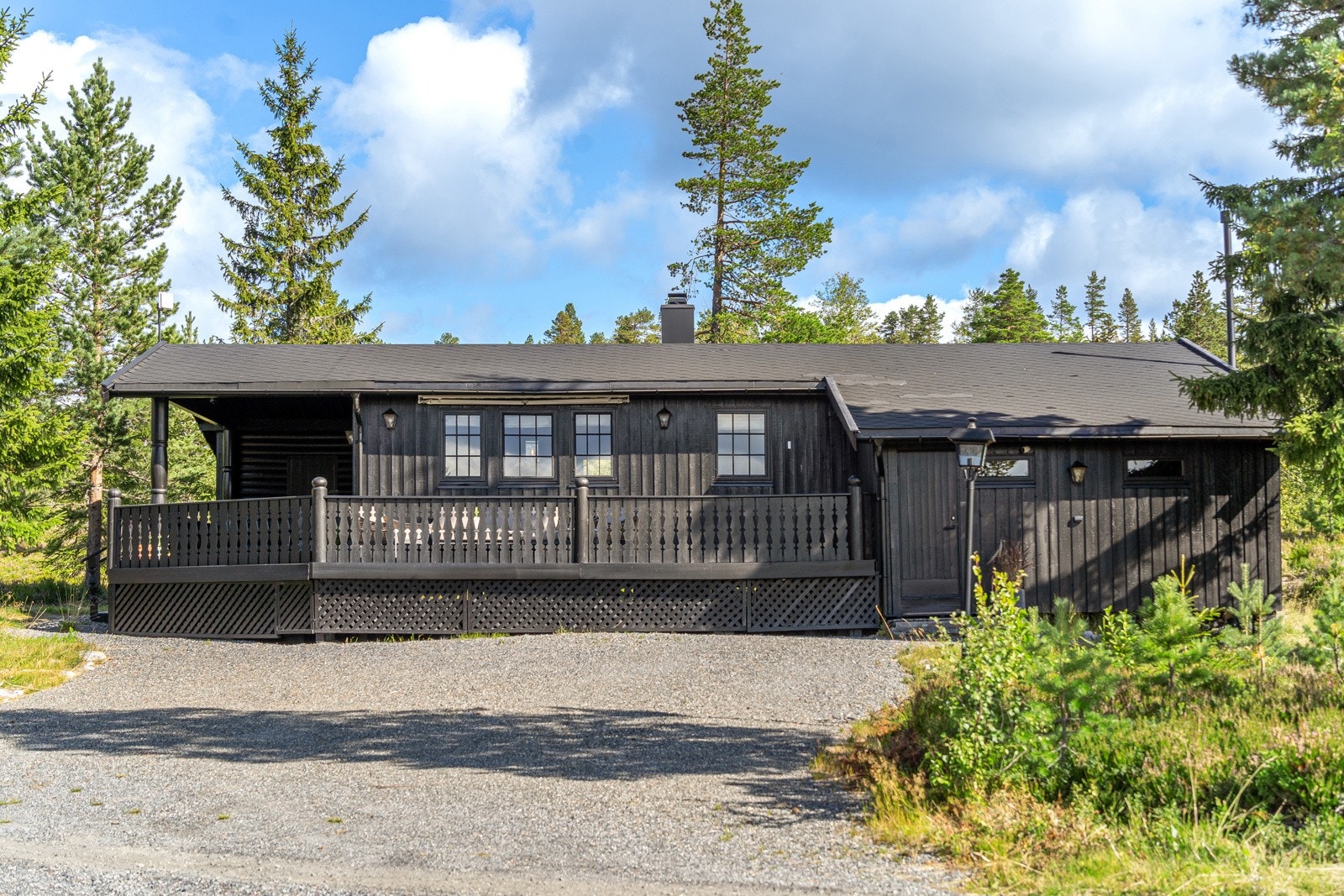 God parkeringsplass forran hytta Galleribilde
