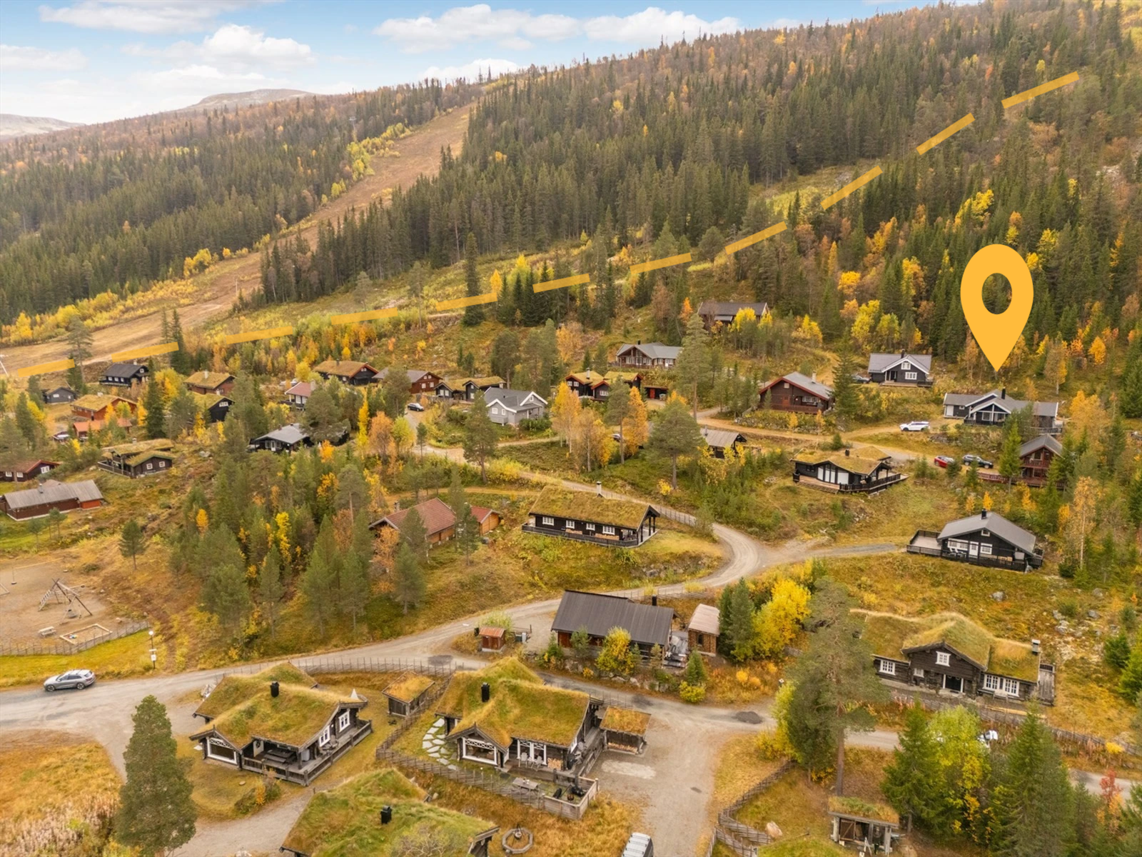 Alpintbakken like ved. Ski inn/ut. Galleribilde