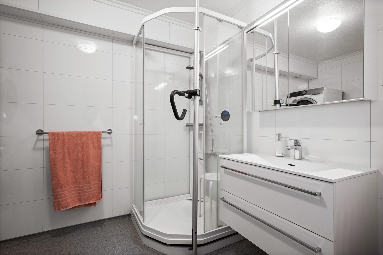 Baderommet har oppgradert på overflater i fra 2017. Veggene har baderomsplater og gulvet har vinylbelegg. Det er elektriske varmekabler i gulvet. Rommet har innredning med nedfelt servant og dusjkabinett. Galleribilde