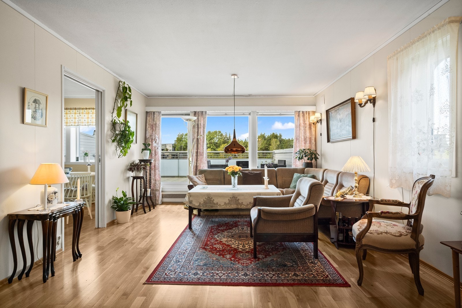 Fra stuen er det utgang til en romslig veranda. Galleribilde