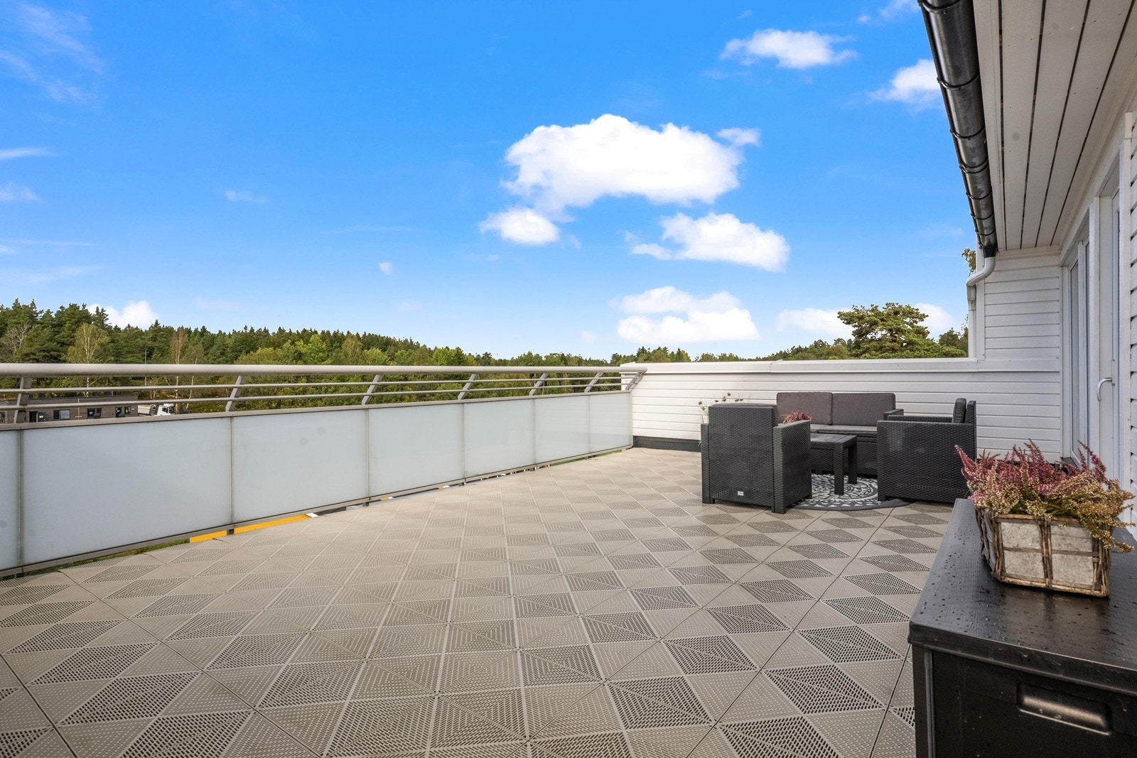 På verandaen er det rikelig med sol. Galleribilde