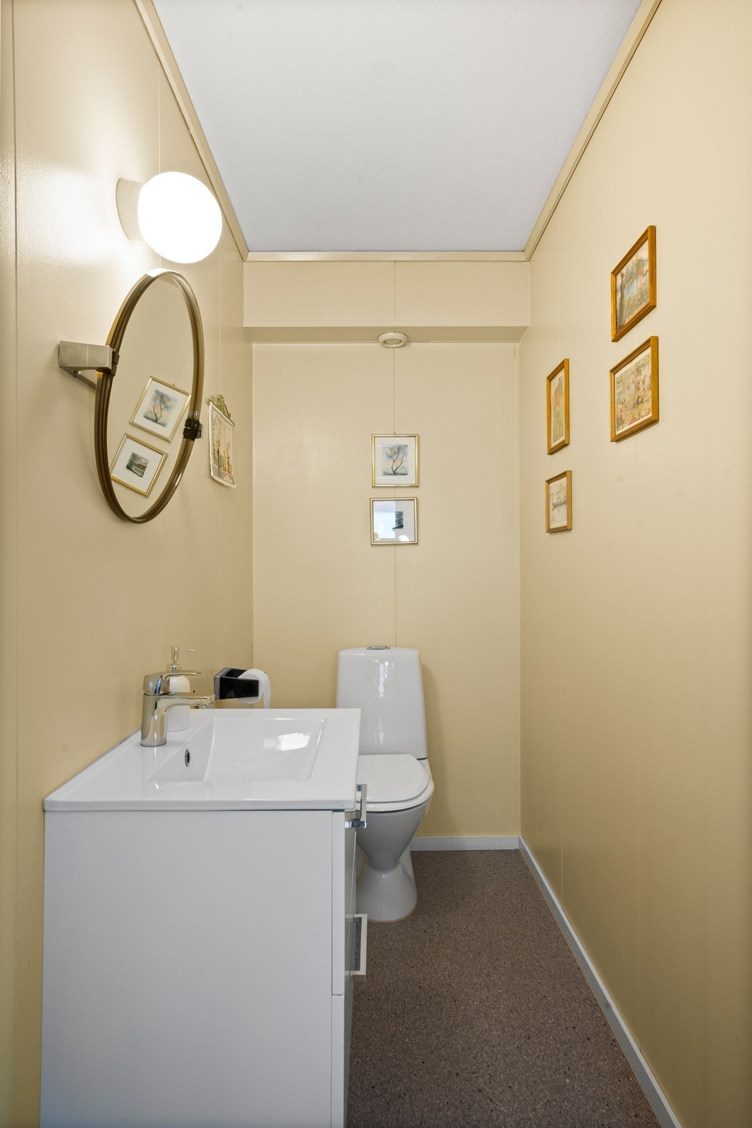 Separat wc-rom med ny servant. Her er det plater på veggene og nytt belegg på gulvet. Galleribilde