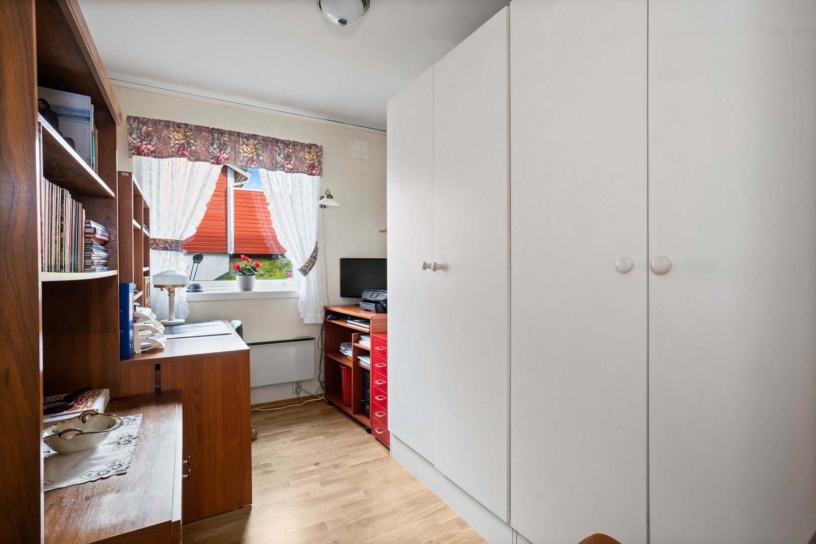 Soverom 2 - Er av litt mindre størrelse, men også her er det god garderobe/lagringsplass. Rommet kan evnt. benyttes til gjesterom/kontor/hobbyrom. Galleribilde