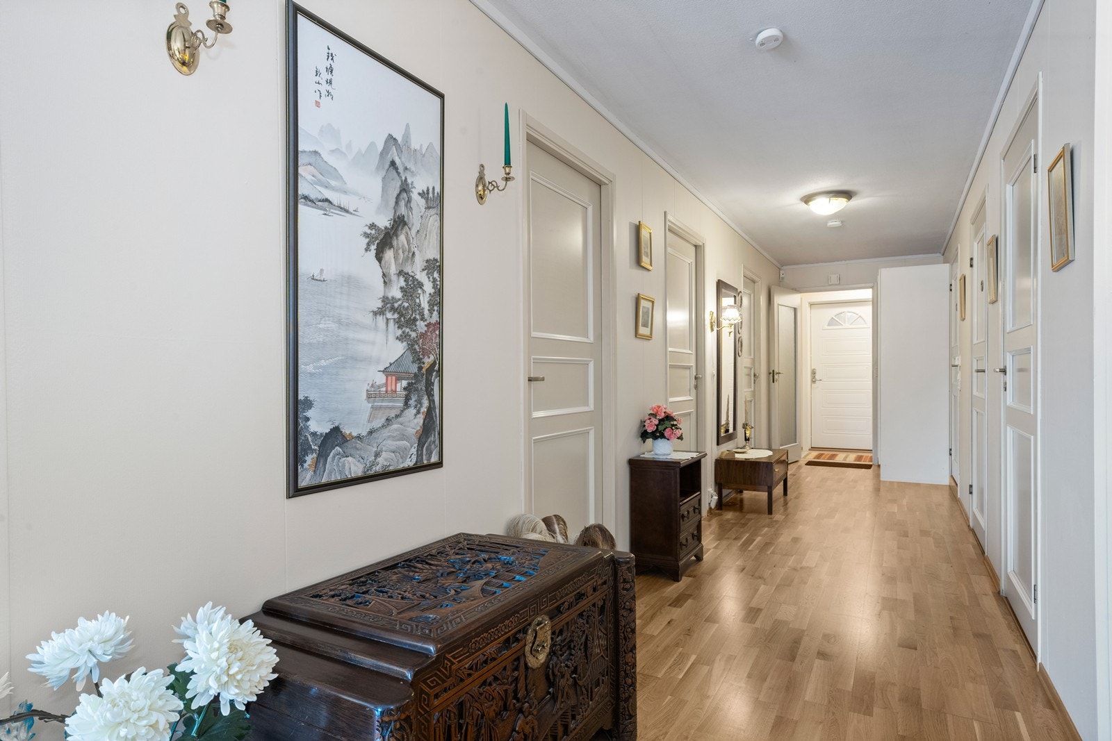 Fra entréen er det adkomst til soverommene, badet, wc-rom og bod. Galleribilde