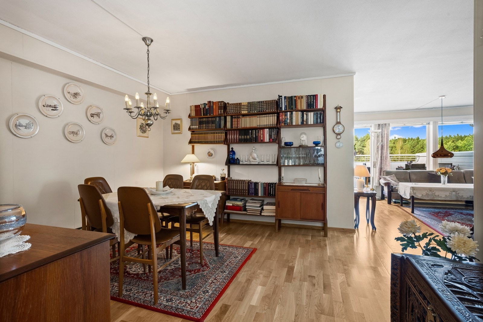 Delvis adskilt spisestue. Galleribilde