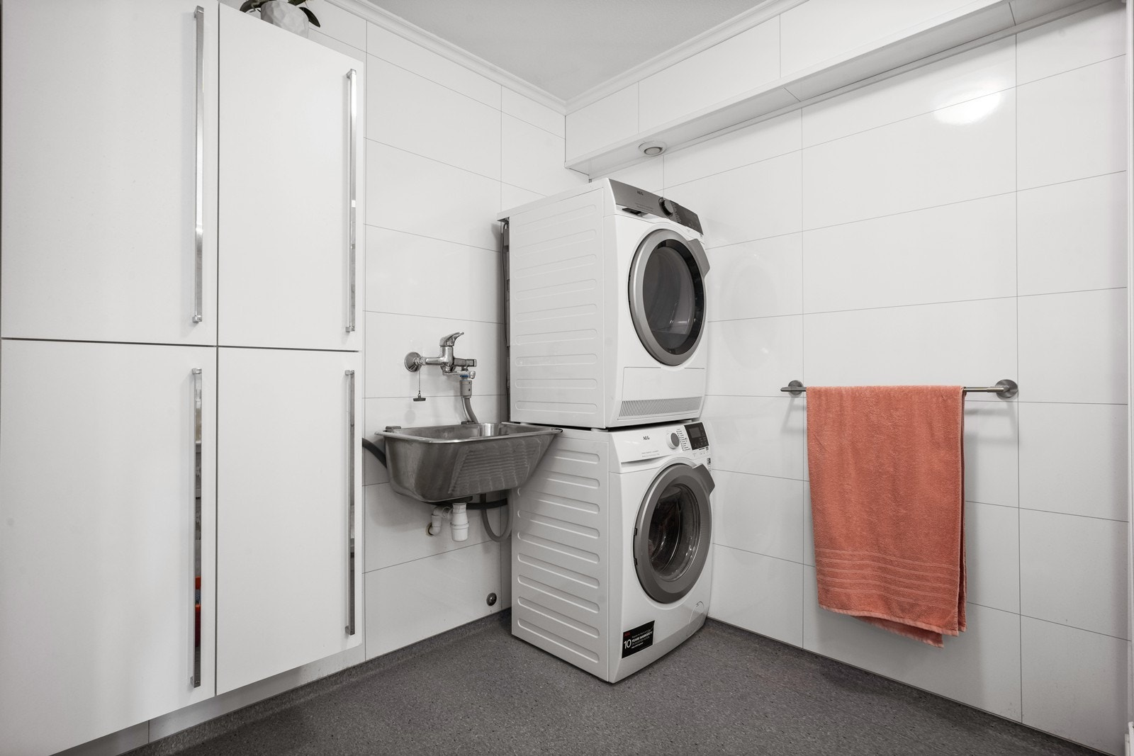 Det er opplegg for vaskemaskin på badet, og det er montert utslagsvask. Rommet har mekanisk avtrekk. Galleribilde