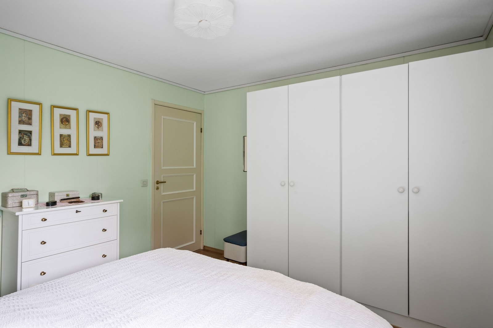 I tillegg til dobbbeltseng har soverommet også plass til garderobeløsninger. Galleribilde