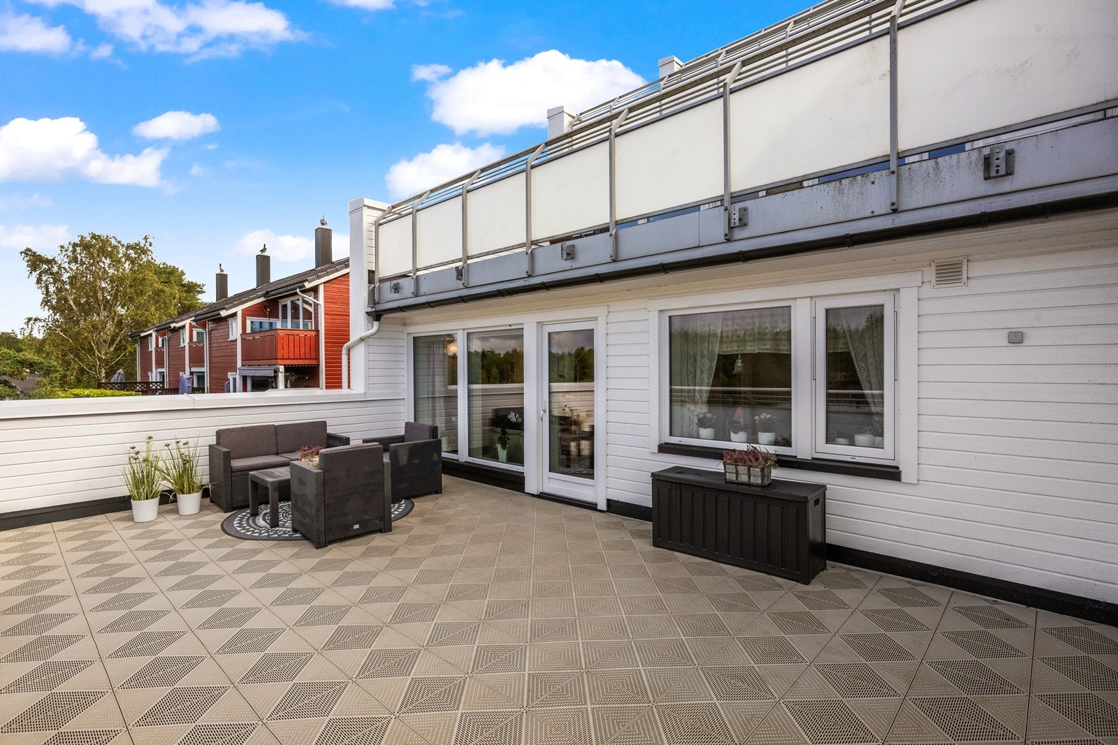 Det er flere møbleringsmuligheter på verandaen. Galleribilde