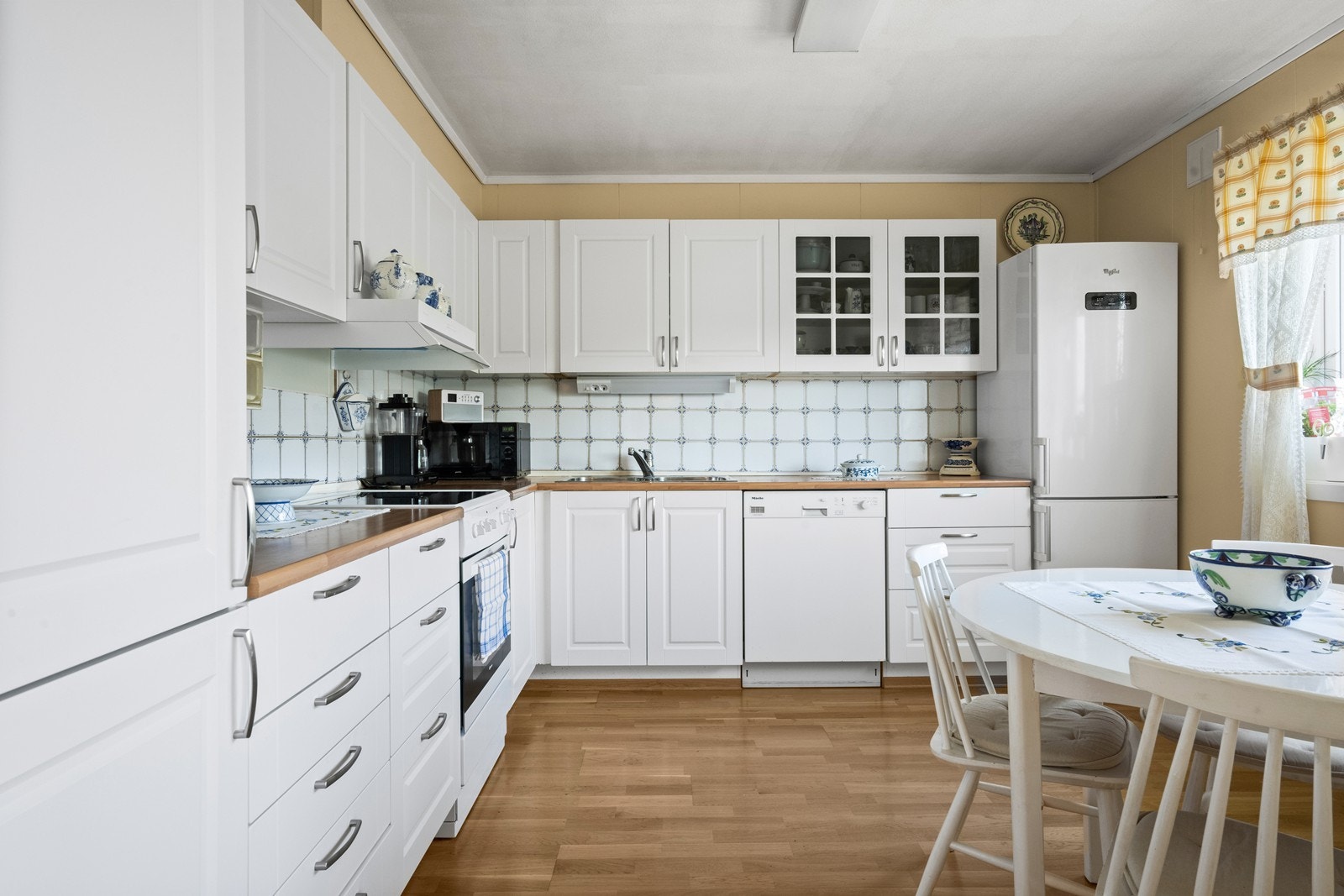 Kjøkkeninnredningen er opprinnelig fra byggetiden, men nye, lyse, profilerte fronter ble satt inn i 2019. Galleribilde