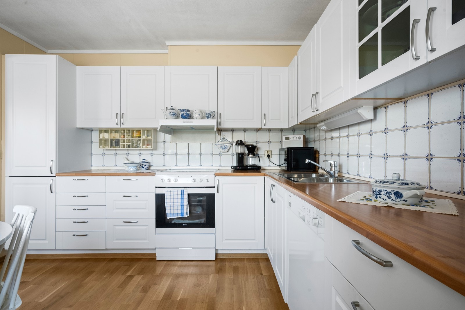 Her er det både over- og underskap, med god skapplass og benkeplass. Benkeplaten er i laminat og det er frittstående hvitevarer på kjøkkenet. Galleribilde