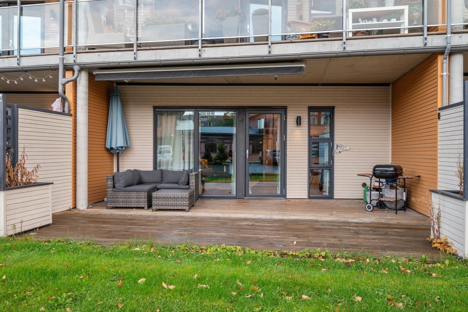 Uteplassen innredes enkelt i ulike soner, og innbyr til både stille stunder og lange, sosiale kvelder. Galleribilde