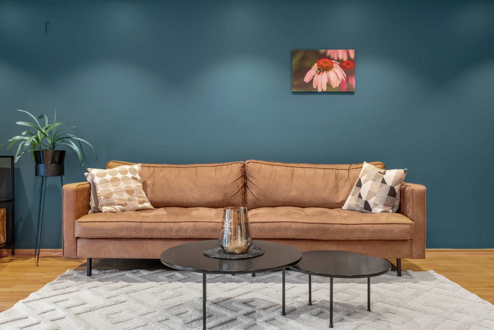 Leiligheten er holdt i en moderne fargepalett. Galleribilde