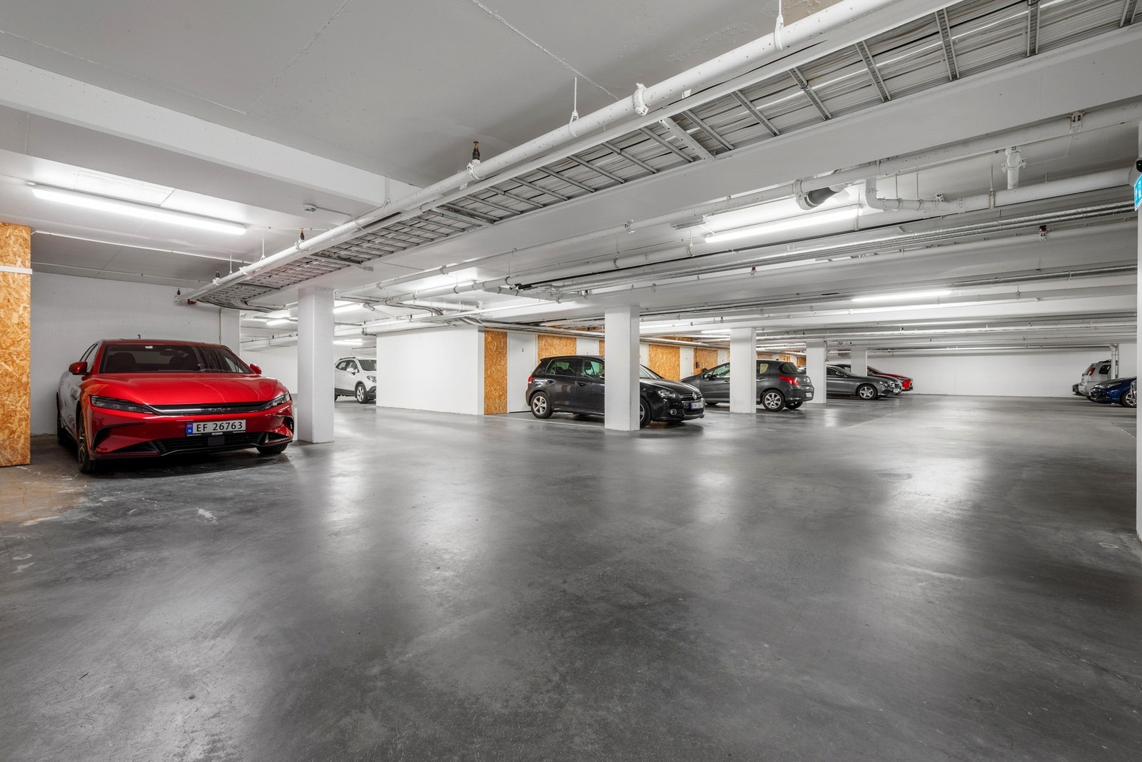 Leiligheten disponerer en egen garasjeplass i felles parkeringskjeller. Galleribilde