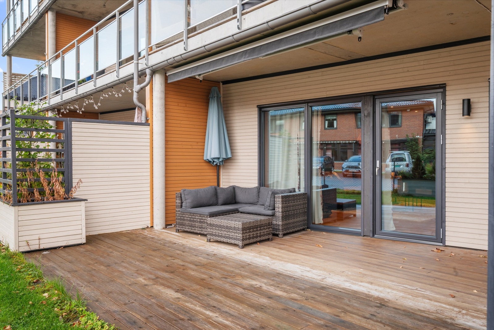 Terrassen er dels overbygd og godt skjermet, utstyrt med belysning, utestikk og markise. Galleribilde