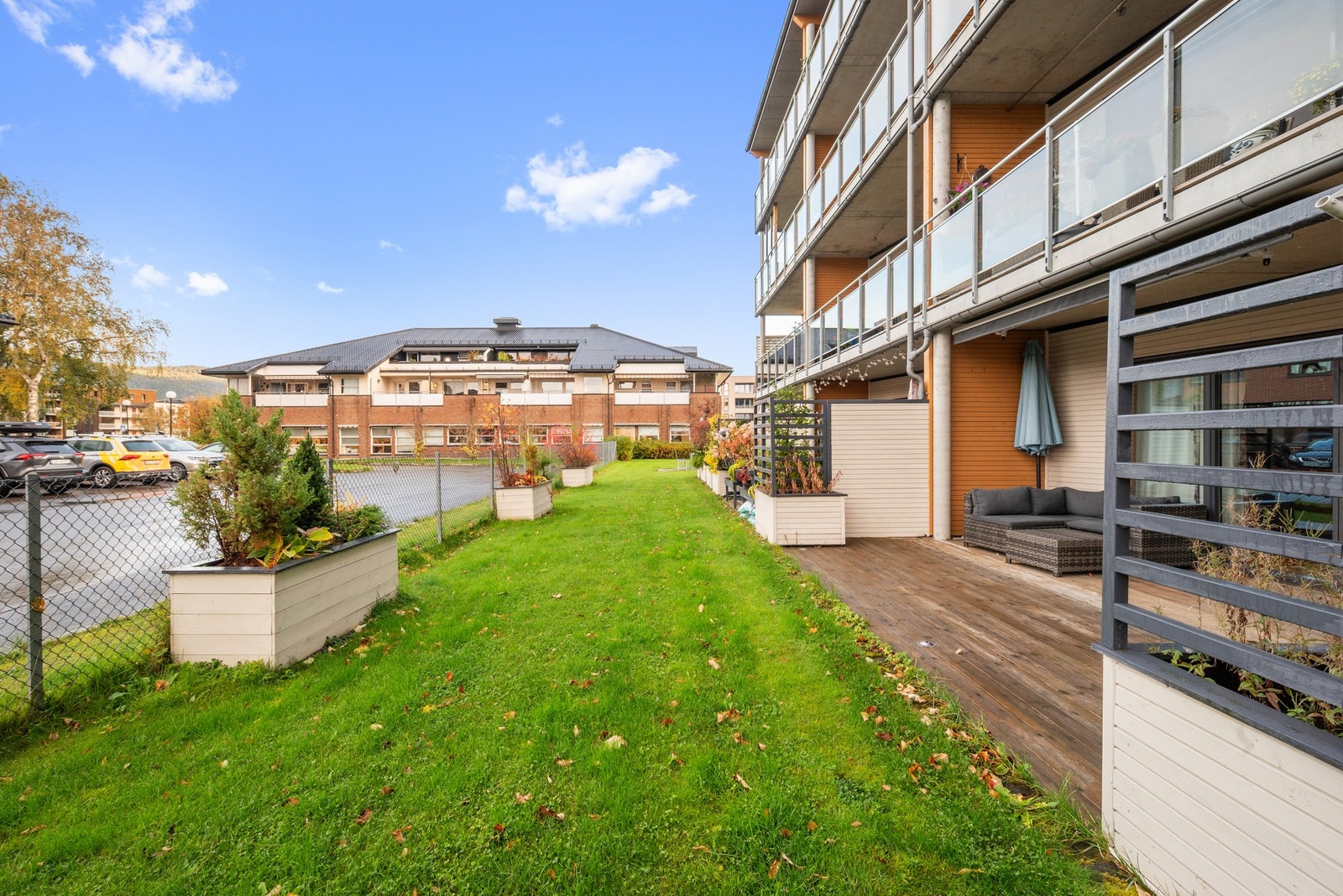 Terrassen har direkte adkomst til felles grøntarealer med lekeplass og sittegrupper. Galleribilde