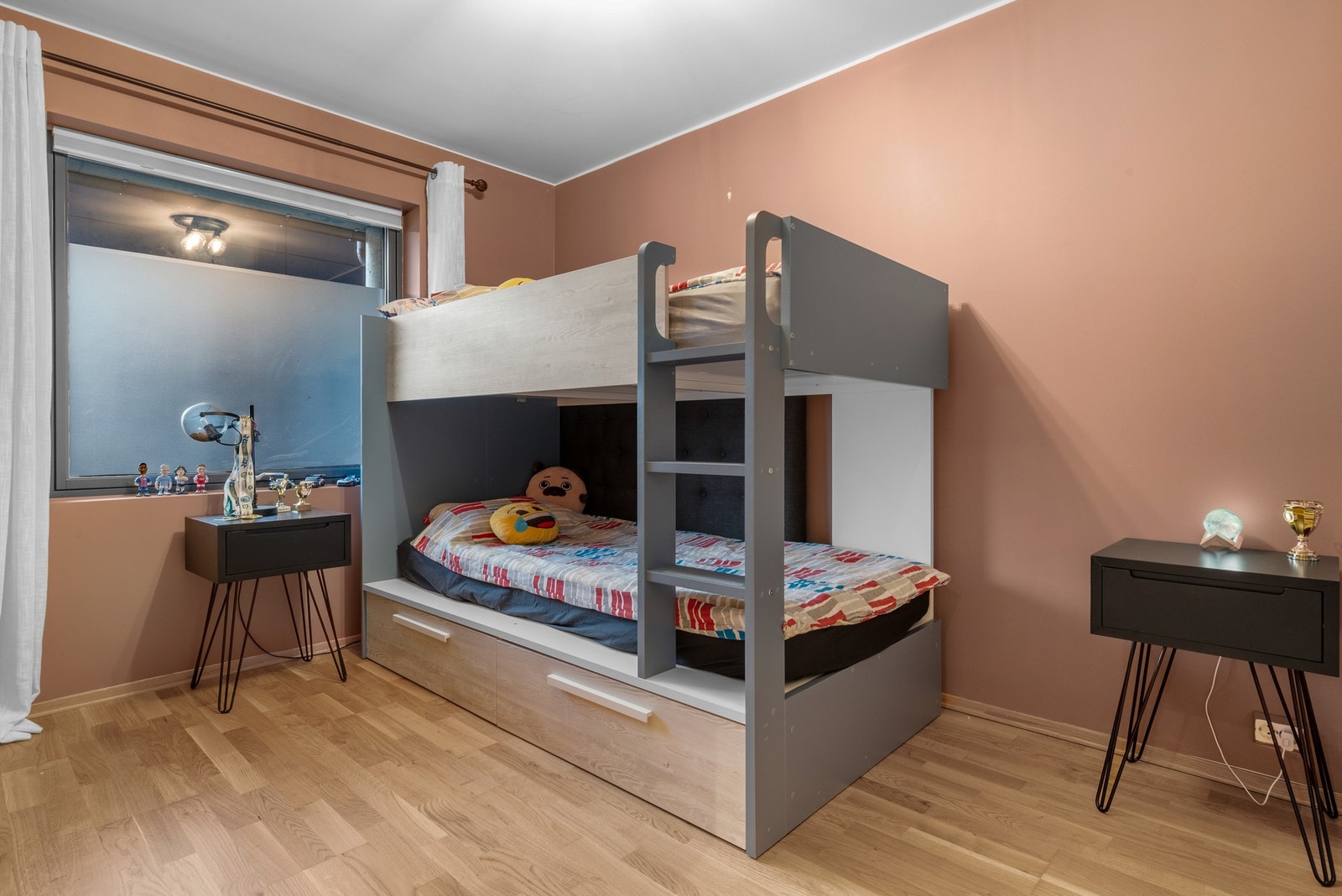 I leiligheten er det to pene soverom, holdt i tidsriktige farger for en behagelig atmosfære. Det minste soverommet er i fargen golden nude. Galleribilde