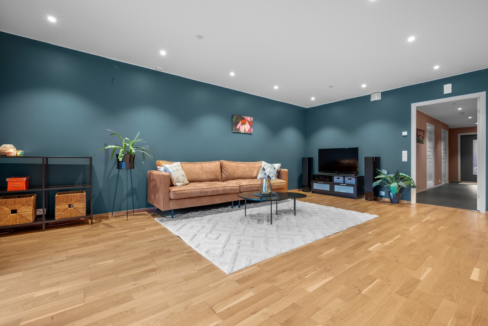 Hele leiligheten oppvarmes med vannbåren gulvvarme. Galleribilde