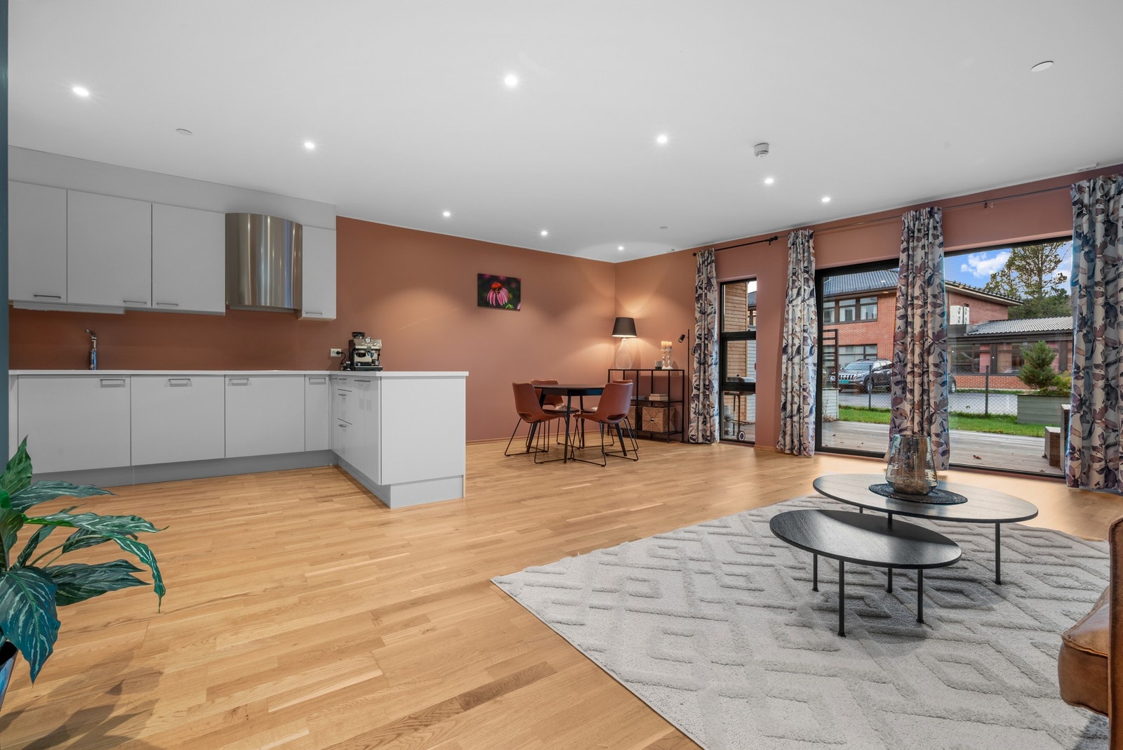 Sammen med kjøkkenet utgjør stuen et åpent og luftig allrom, som innbyr til hygge fra tidlig morgen til sent på kveld. Galleribilde