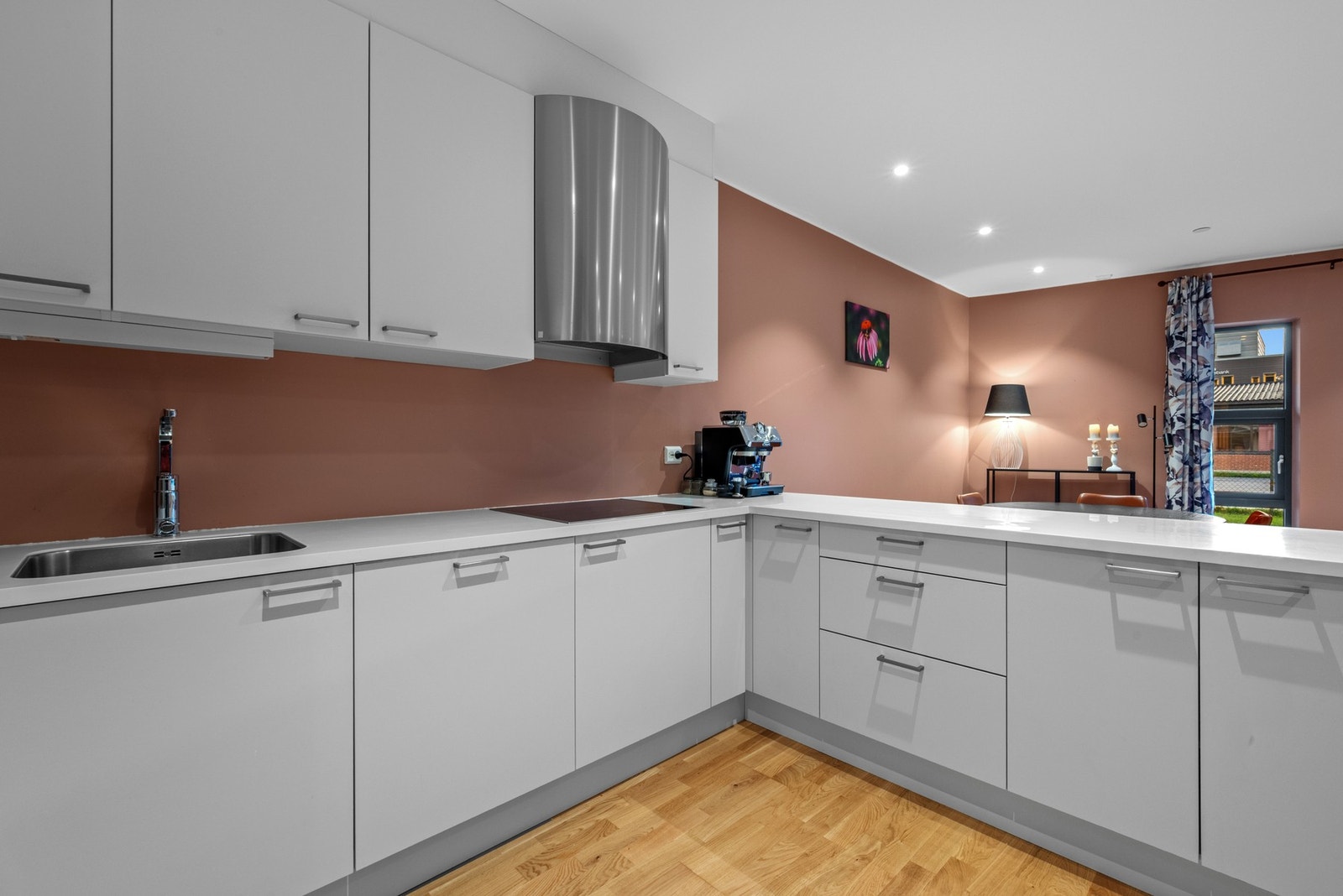 Kjøkkenet inkluderer en barløsning for sosial matlaging. Galleribilde