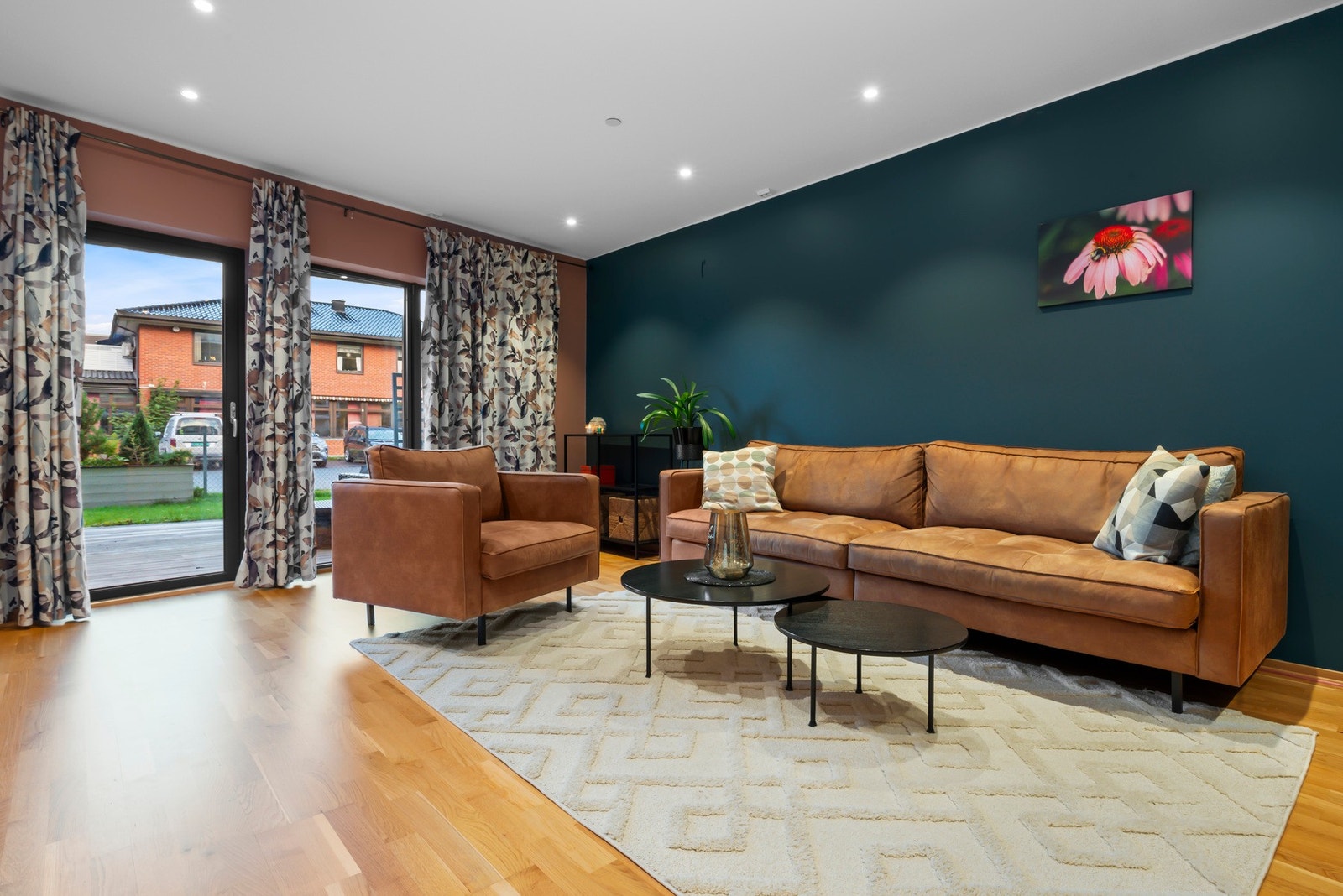 Utformingen gjør stuen enkel å møblere med flere sittegrupper - uten at det oppleves rotete. Galleribilde