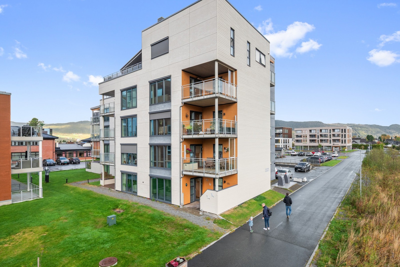 Beliggenheten er sentrumsnær, i kort gangavstand til skoler, butikker og flotte idrettsfasiliteter. Galleribilde