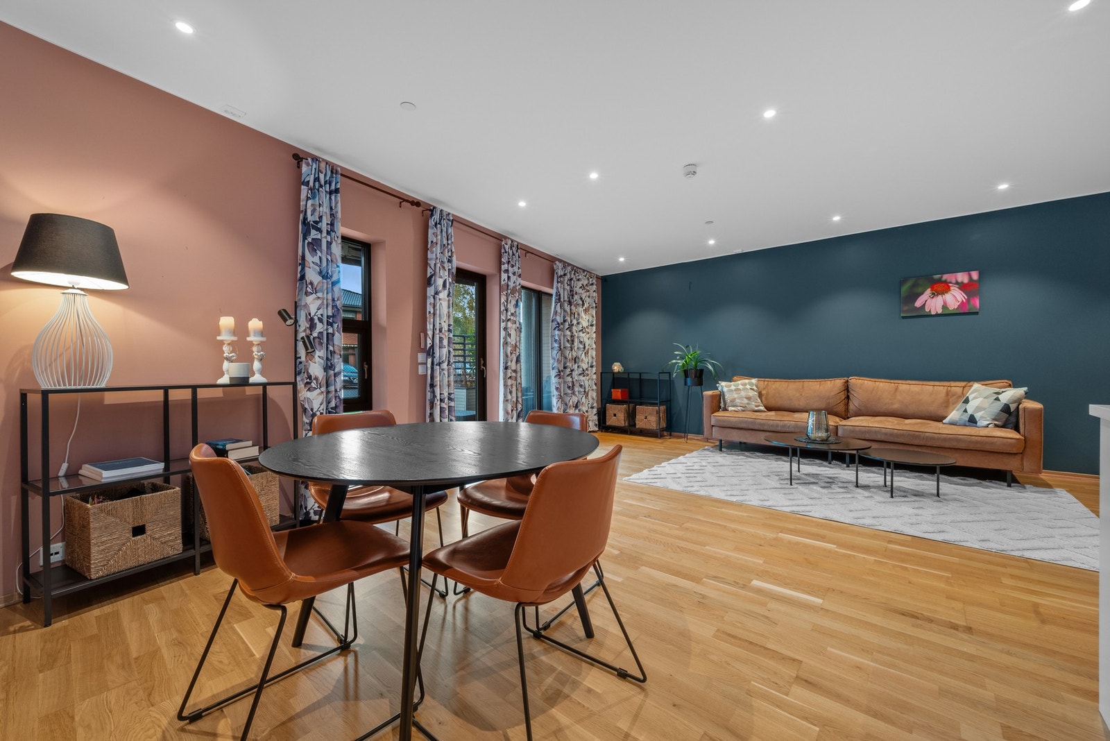 Dagslyset i stuen suppleres ypperlig av downlights i hele taket. Stuen er i fargen bondeblå og desert pink. Galleribilde