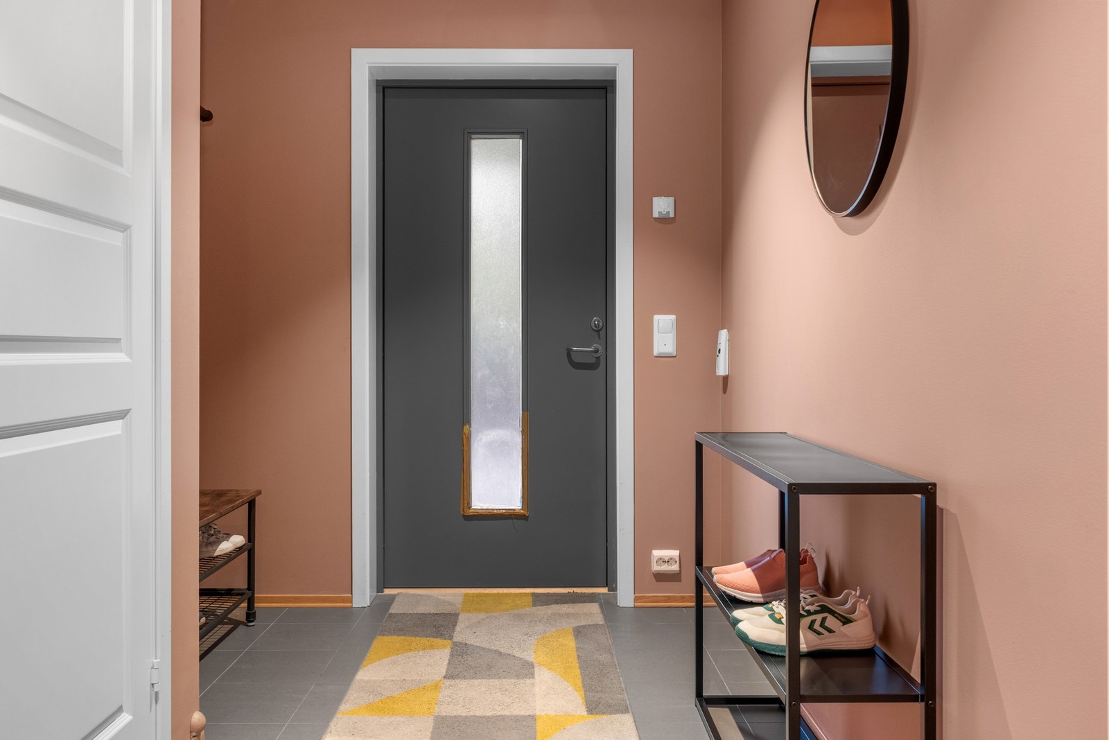I entreen er det god plass til å sette fra seg skoene og henge fra seg yttertøyet. Galleribilde