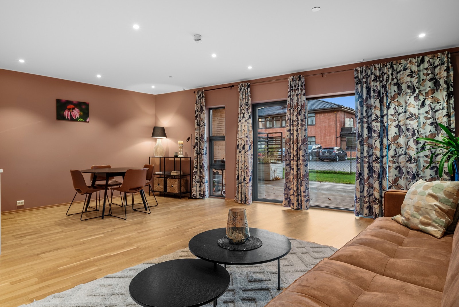 Eiendomsmegler 1 v/ Sindre Belsås har gleden av å presentere denne flotte leiligheten på bakkeplan i Drivhusgata 27. Galleribilde