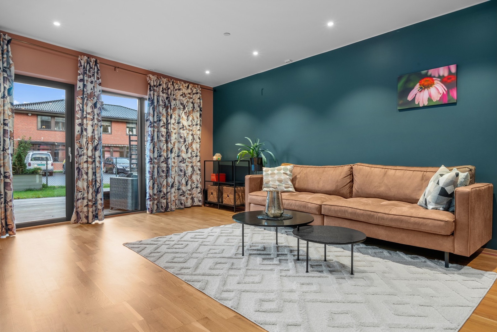 Store vinduer i front slipper inn rikelig med naturlig lys til stuen. Galleribilde