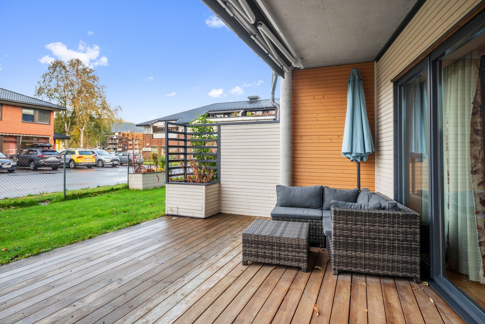 Stuen forlenges av en herlig markterrasse på ca. 27 kvm. Galleribilde