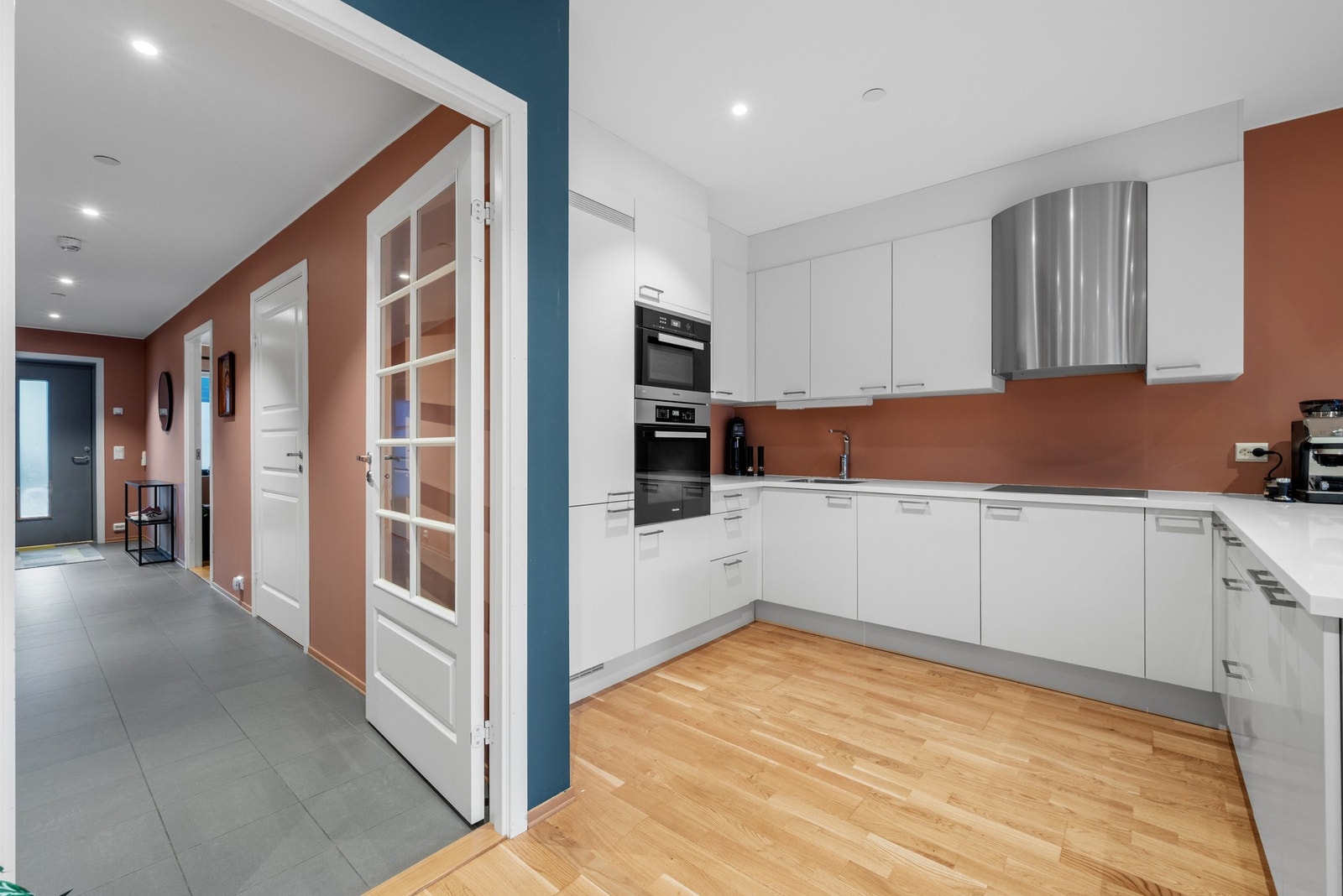 Fra entreen er det glassdør inn til allrommet. Galleribilde