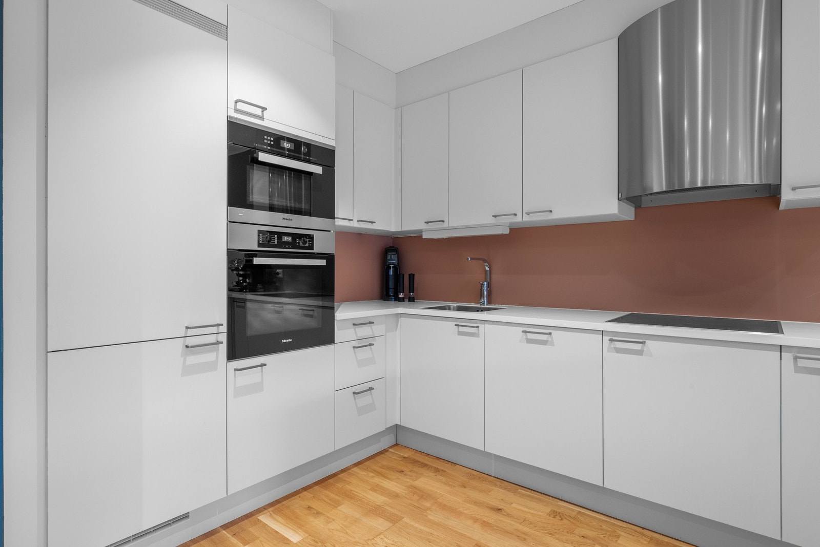 Alle hvitevarene er integrerte, og kjøkkenet har stekeovn og mikrobølgeovn i praktisk arbeidshøyde. Galleribilde