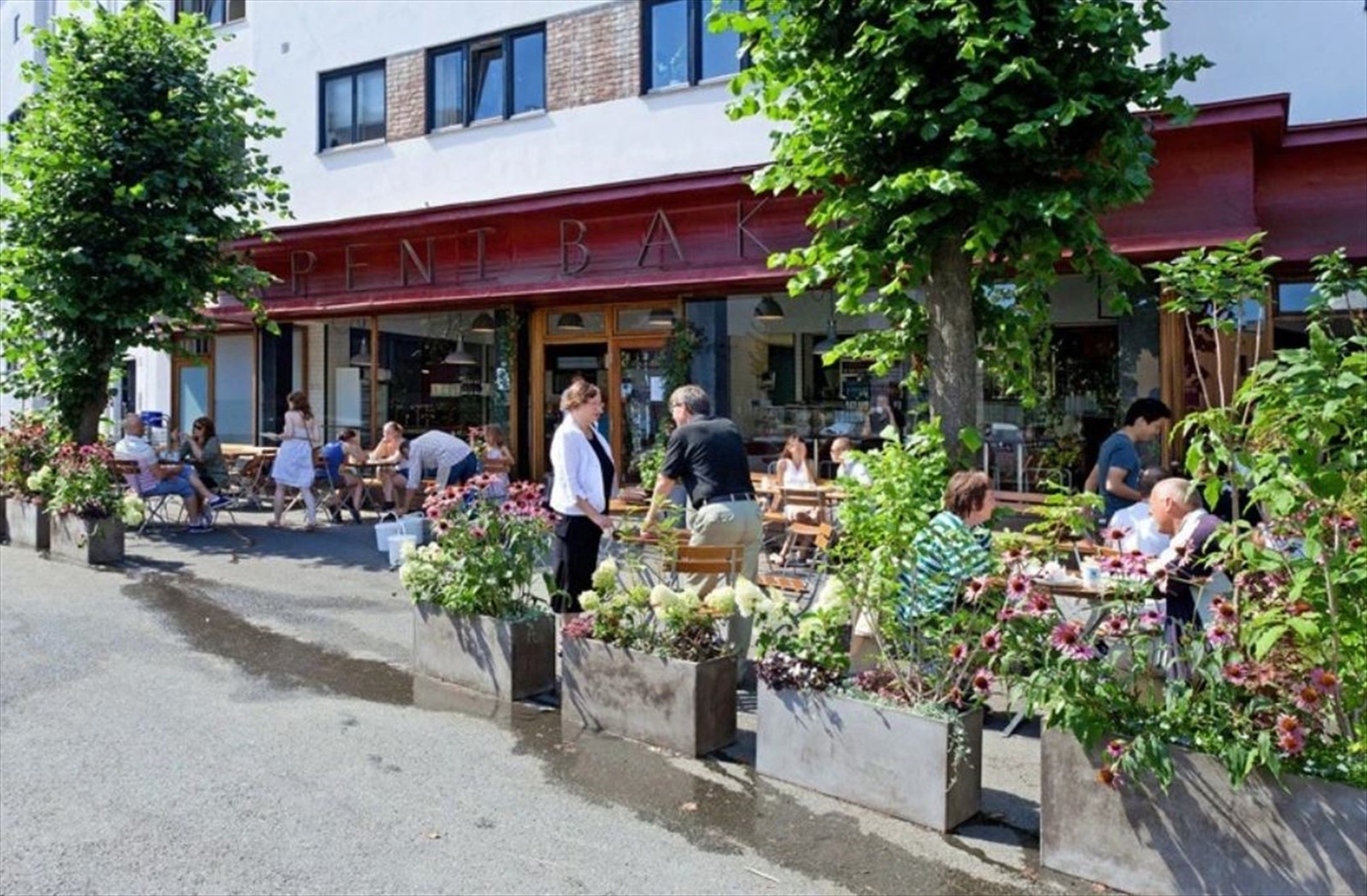 Kort vei til hyggelige kafeer og restauranter. Deriblant Apent bakeri / Lofthus Samvirkelag rett over gaten med gode bakevarer og italiensk pizza. Galleribilde