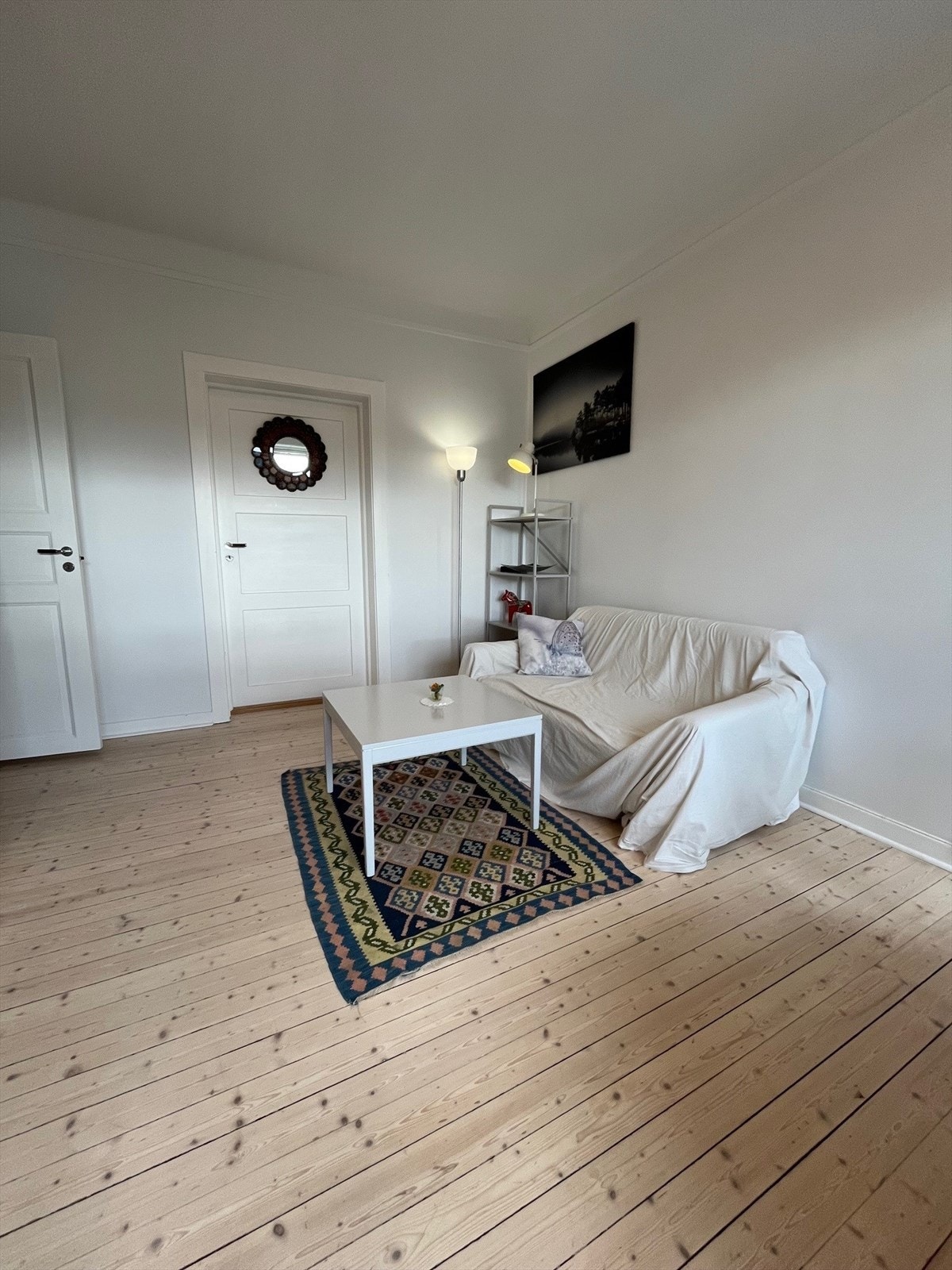 Plass til både spisebord og sofadel i stue/kjøkken. Galleribilde