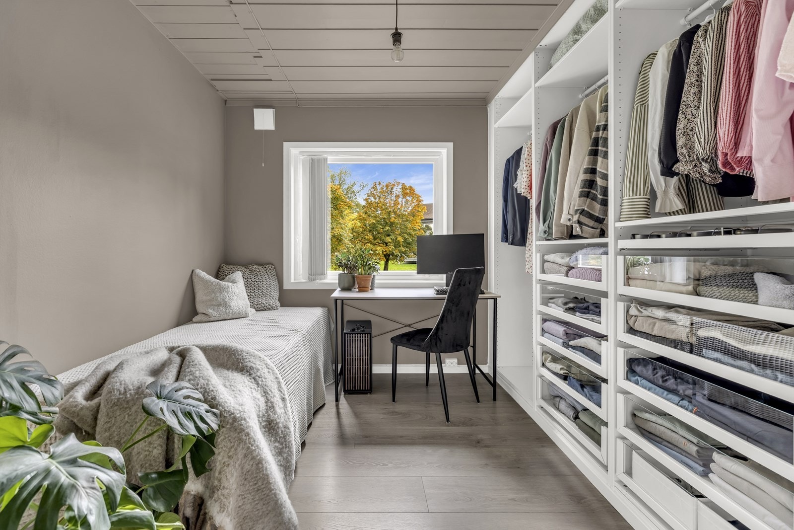 Soverom II med stor gardedrobe. Galleribilde