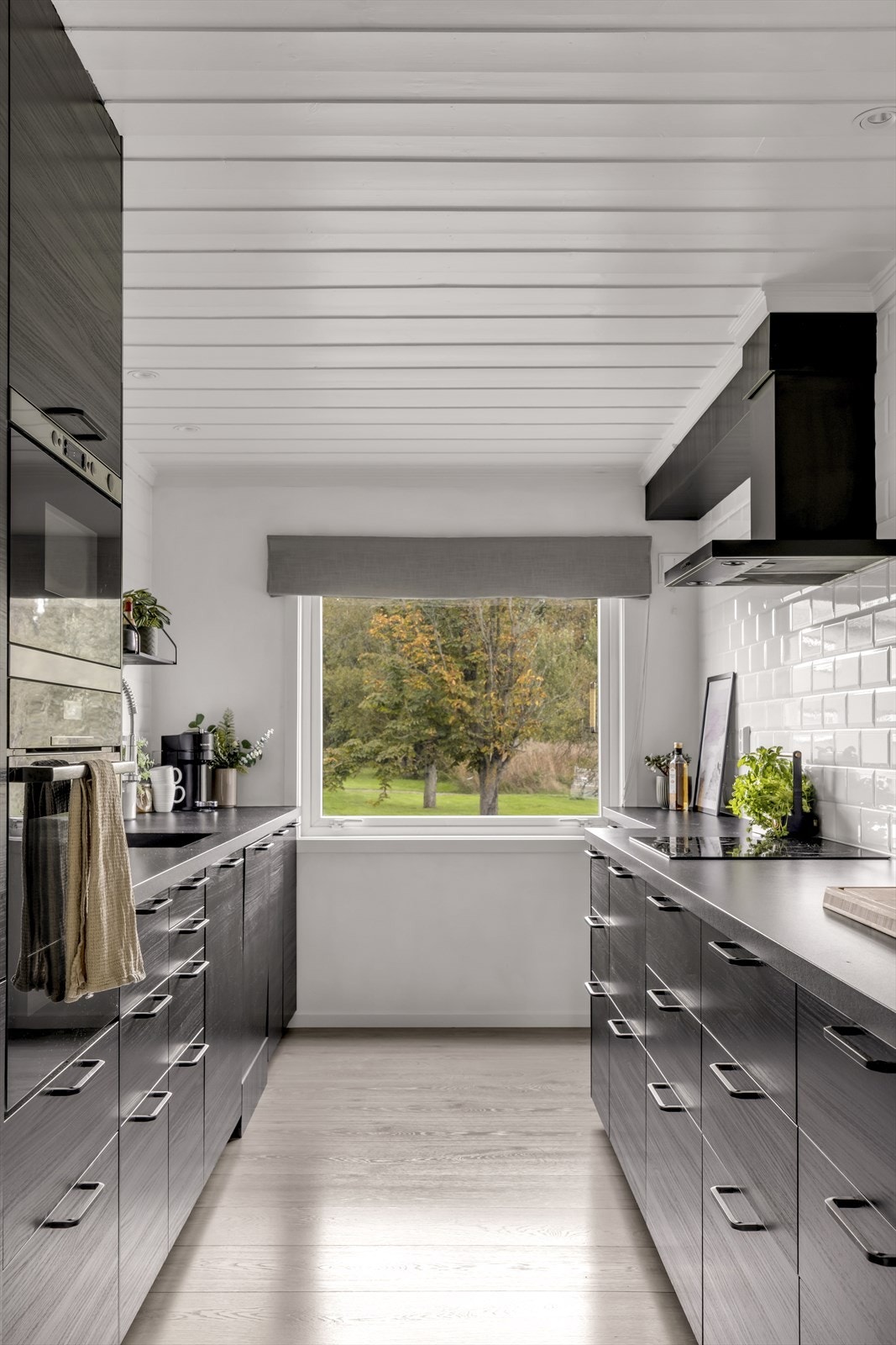 Kjøkkenventilator over koketopp med avtrekk ut. Galleribilde