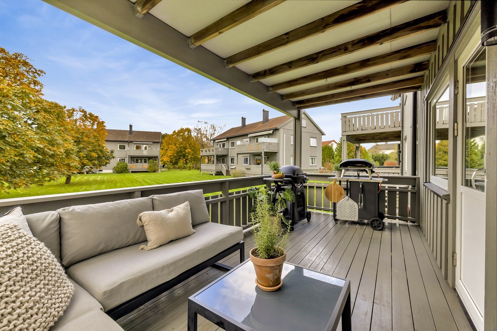 Den overbygde balkongen er ca. 13 m². Galleribilde