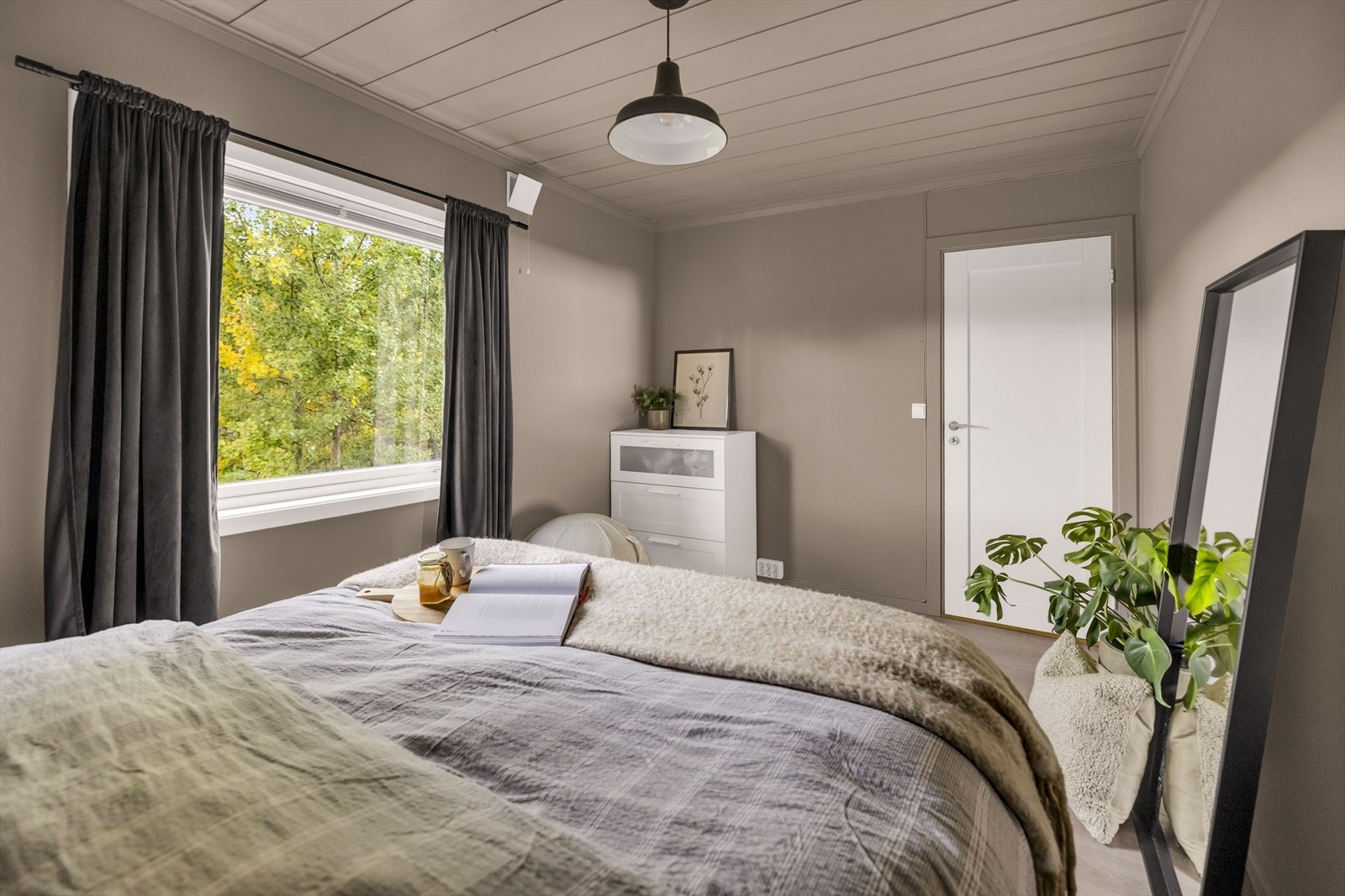 Soverommet er malt i en behagelig fargetone. Galleribilde