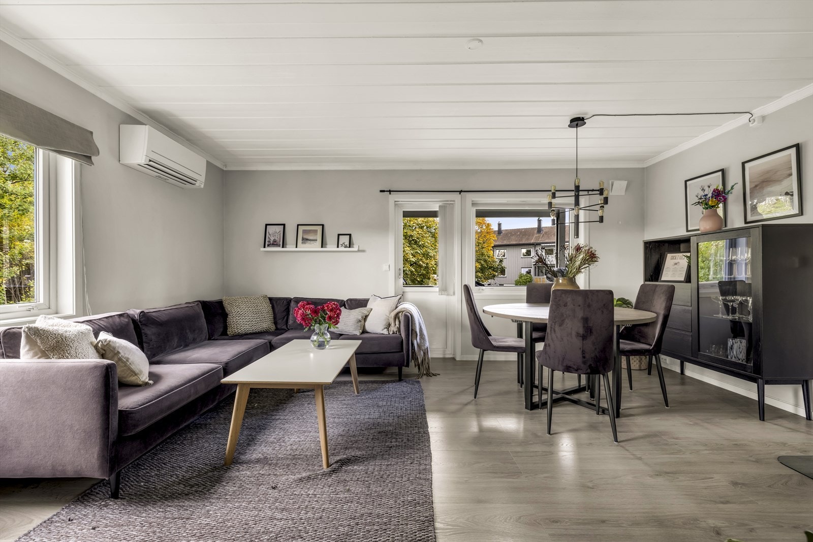 Fra stuen er det utgang til en solrik- og flott balkong. Galleribilde