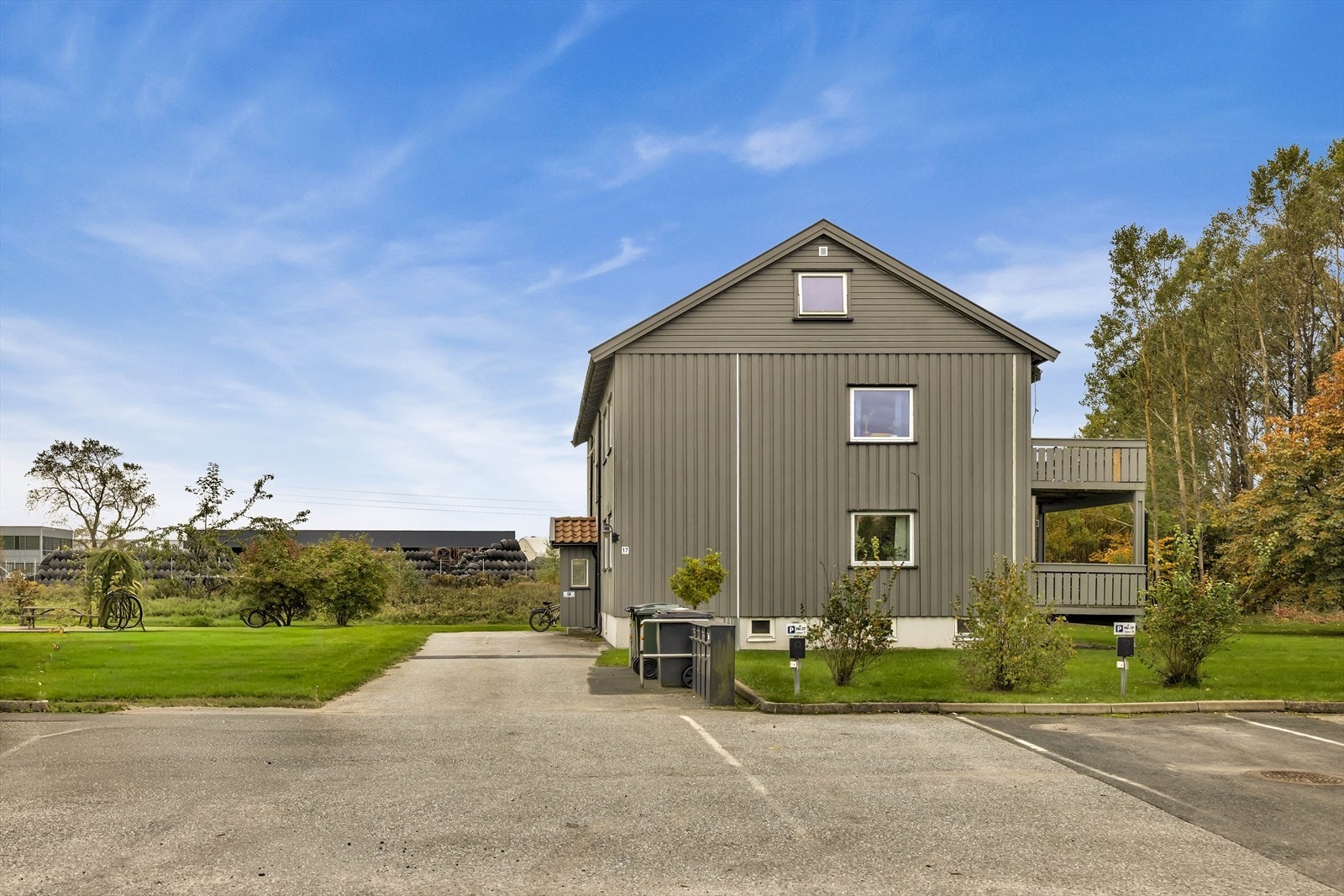 Hver andel disponerer 1 parkeringsplass med tilhørende lader. Galleribilde