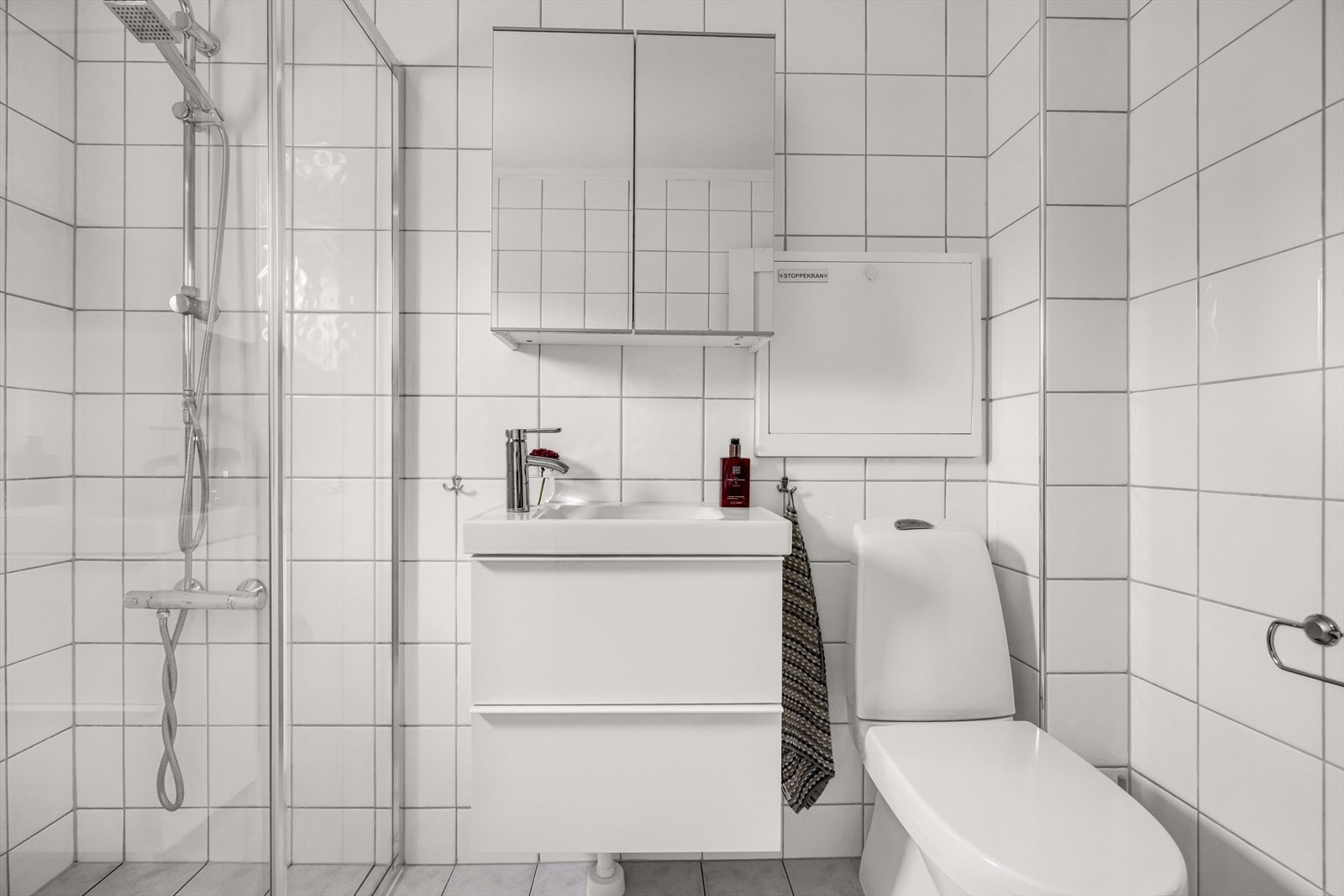 Badet er utstyrt med wc på sokkel, servantinnredning og dusjnisje med glassvegg. Galleribilde