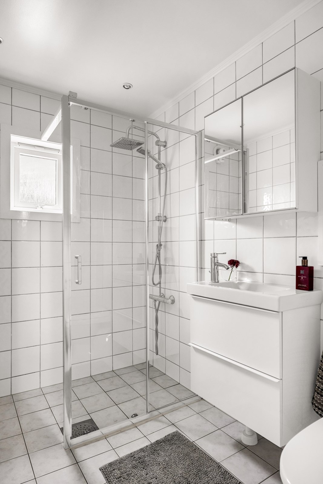 Badet har elektrisk styrt vifte. Badet ble pusset opp i 2006 ifølge tidligere salgsoppgave. Galleribilde