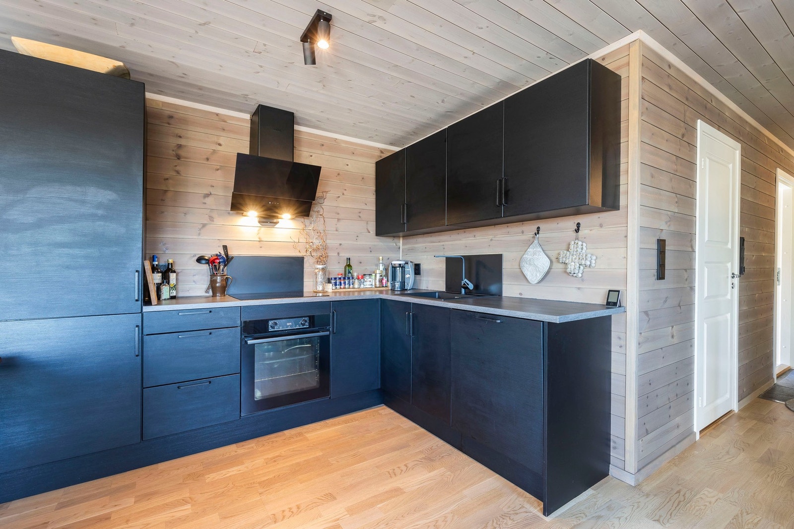 Hvitevarene er integrerte og inkluderer kjøleskap, oppvaskmaskin, komfyr og platetopp. Galleribilde